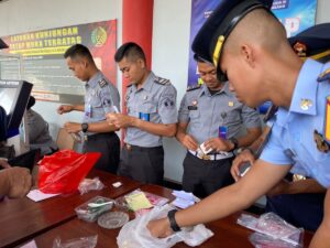 penggeledahan barang dan makanan dari keluarga warga binaan lapas magelang