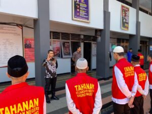 KELUARKAN TAHANAN TITIPAN UNTUK MENGIKUTI SIDANG