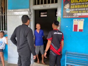 Cek Kebersihan Kamar, Staff KPLP Lapas Magelang Tertibkan Warga Binaan