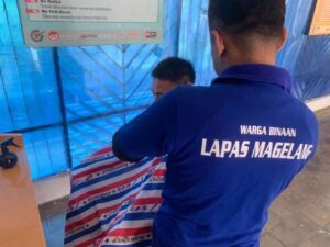 Narapidana Lapas Magelang Dibina Melalui Kegiatan Cukur Rambut