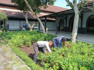 Kolaboratif: Narapidana Lapas Magelang Turut Berperan dalam Proses Panen Kacang